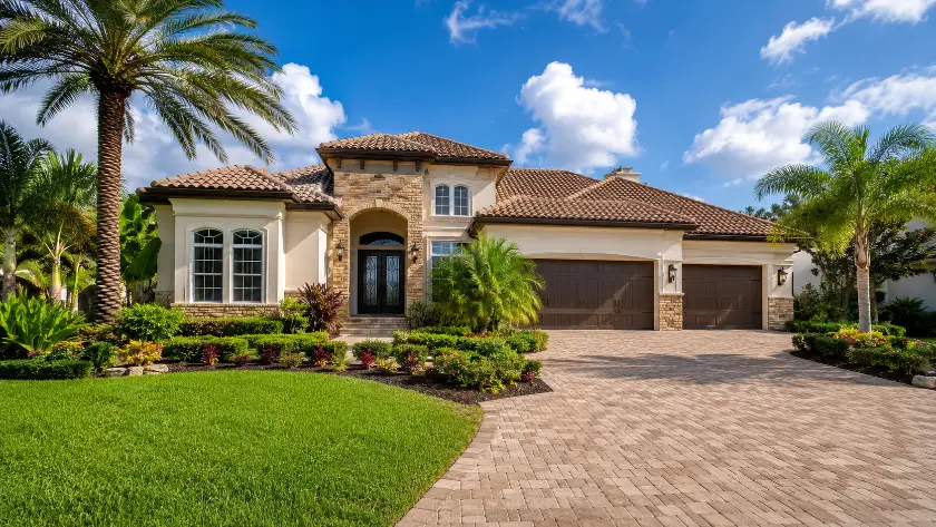 Casa na região de Orlando, Flórida, com jardim, palmeiras e fachada em estilo residencial
