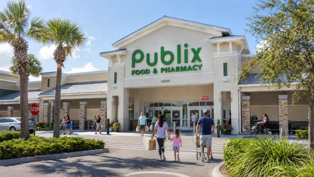 Fachada de supermercado Publix em Winter Garden, na Flórida, com pessoas entrando e saindo com carrinhos de compras